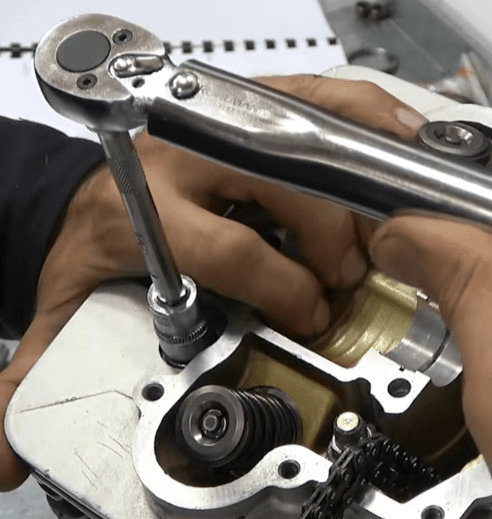 Llave dinamométrica ajustando bujía de motocicleta