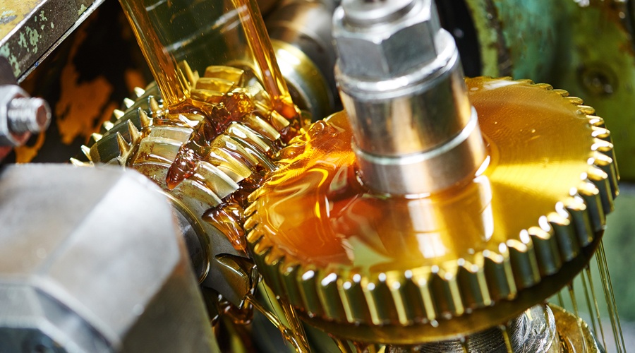 Botella de aceite de motor y embudo sobre motocicleta