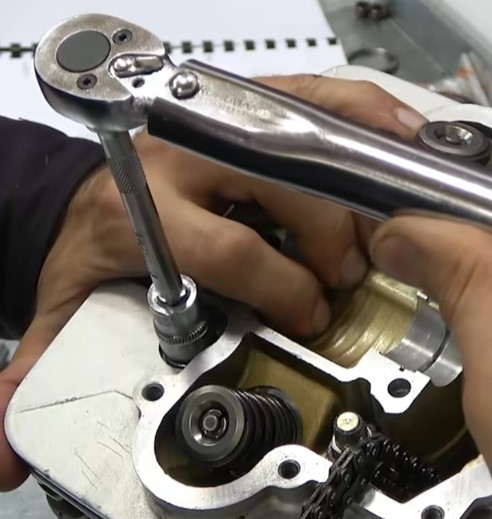 Llave dinamométrica ajustando bujía de motocicleta